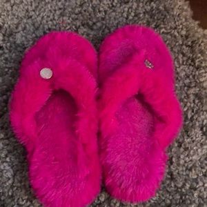 Fuzzy flip flop slippers